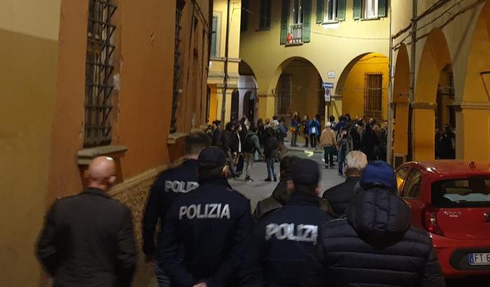 Notte folle a Bologna: assembramenti e bottiglie contro la polizia