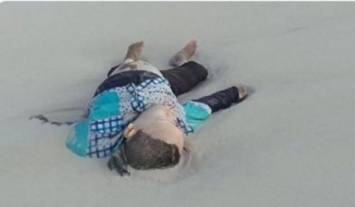 Bambino morto sulla spiaggia di Zuwara, Libia