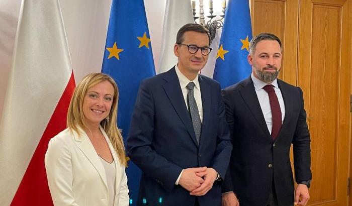 Giorgia Meloni con Mateusz Morawiecki e il leader di Vox Santi Abascal