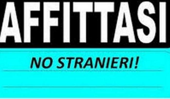 Il razzismo è duro a morire: "Affittasi solo a italiani, no animali"