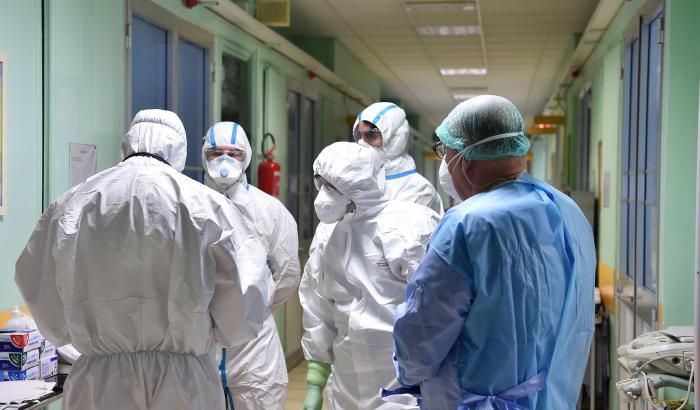 Covid ai margini: sempre meno ricoveri ma ancora 73 morti