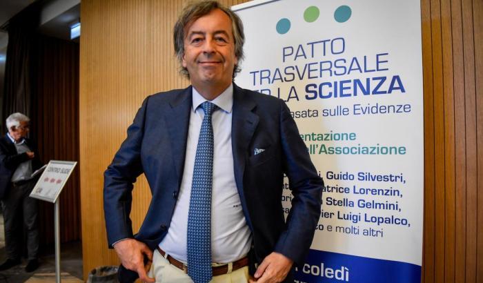 Burioni attacca Vaia: "Dire che il vaccino ai bambini non serve è una schifosa bugia"