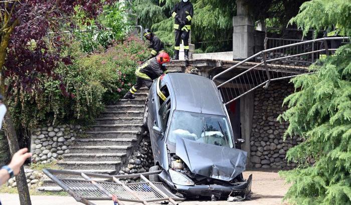 È morto il bimbo investito da un'auto nel parco di Paderno Dugnano