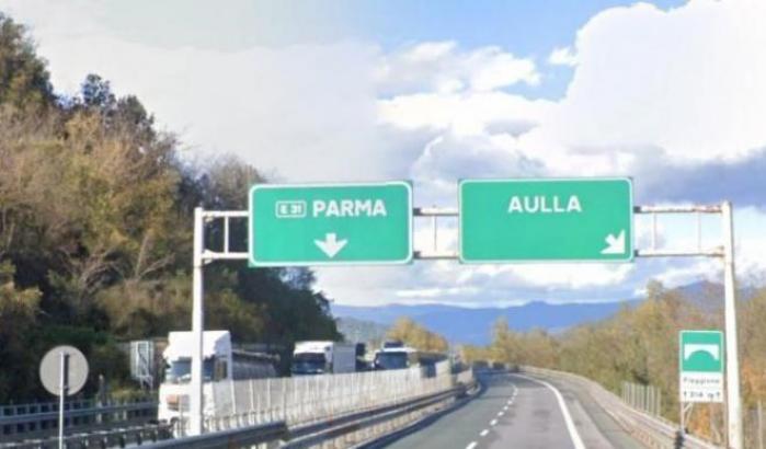 Abbandona la moglie nell'area di sosta in autostrada dopo un litigio