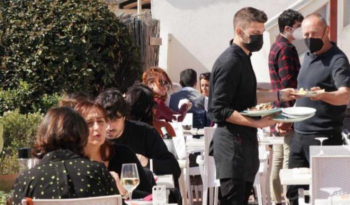 Arriva la zona bianca in altre tre regioni e il coprifuoco a mezzanotte in zona gialla: ecco tutte le regole