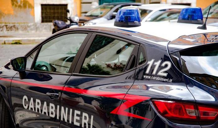 Non è soddisfatto del servizio del ristorante: inveisce e accoltella il cameriere