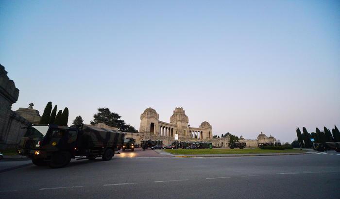 L'esercito al cimitero monumentale di Bergamo per smaltire le bare