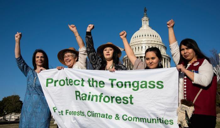 Manifestanti per la difesa della fortesta di Tongass in Alaska