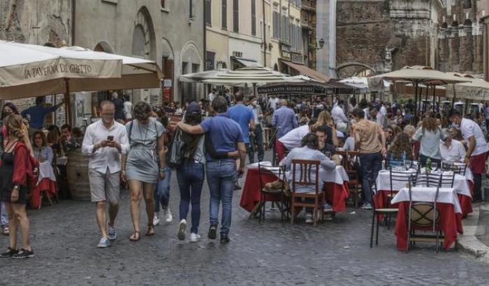 Da oggi 40 milioni di italiani senza coprifuoco (ma con la mascherina)