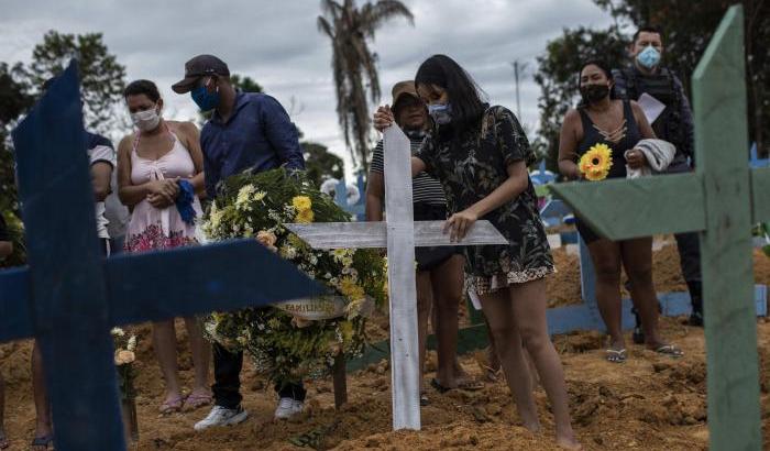 Il Brasile di Bolsonaro si avvicina ai 490mila morti (ufficiali) di Covid