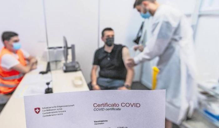 L'Iss: "L'efficacia del vaccino anti-covid cala dopo 6 mesi, fare il richiamo"