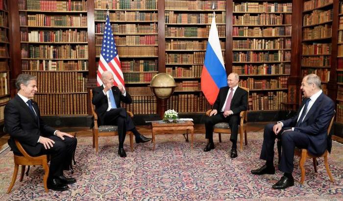 Summit Biden-Putin: in camera caritatis a Ginevra, divisi da un mappamondo