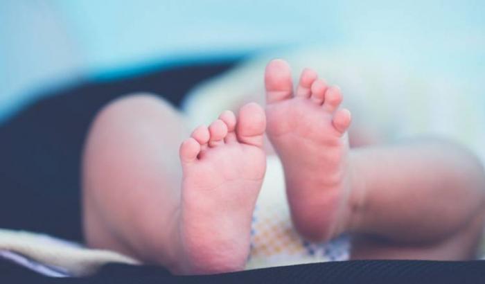 Indagata una madre a Lecce: avrebbe picchiato e denutrito il figlio di 5 mesi