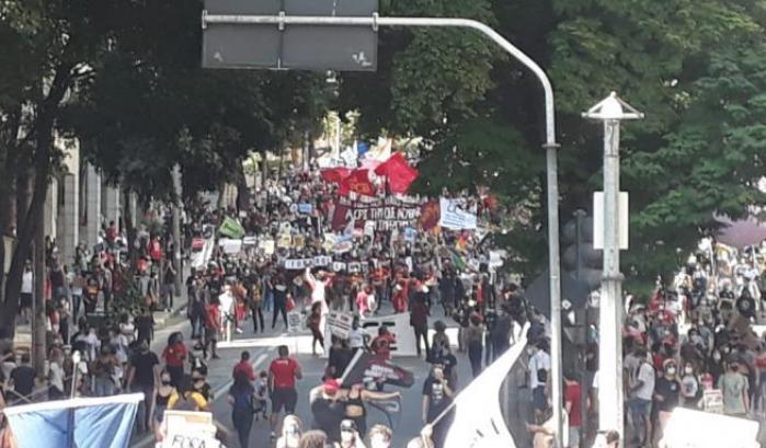 Il Brasile scende ancora in piazza contro Bolsonaro, nemico della scienza e dell'ambiente