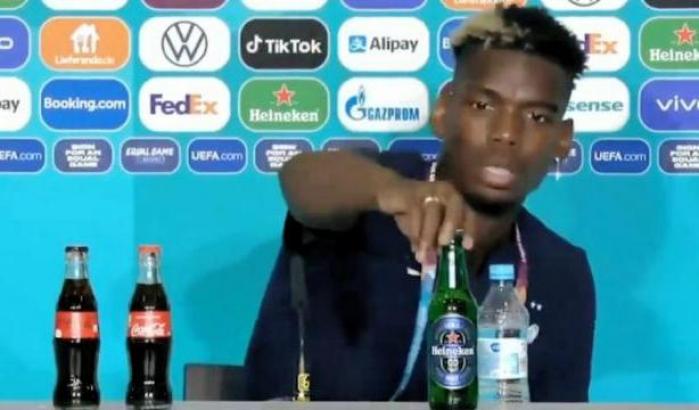 Pogba sposta una bottiglia di birra in conferenza stampa (Euro 2020)