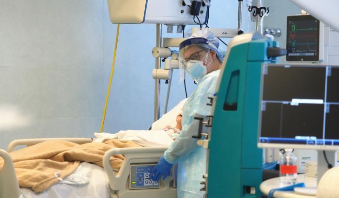 Diminuiscono ancora contagi e decessi: ecco tutti i dati del giorno