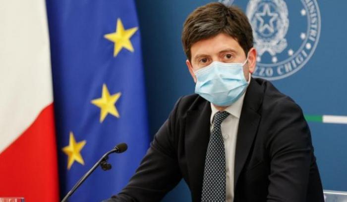 Speranza: "Dal 28 giugno stop all'obbligo di mascherine all'aperto"
