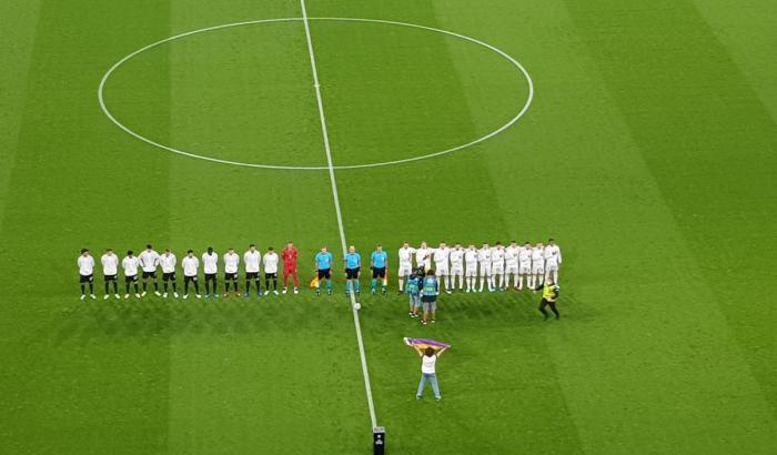 A Monaco un tifoso con la bandiera arcobaleno in campo durante l'inno dell'Ungheria