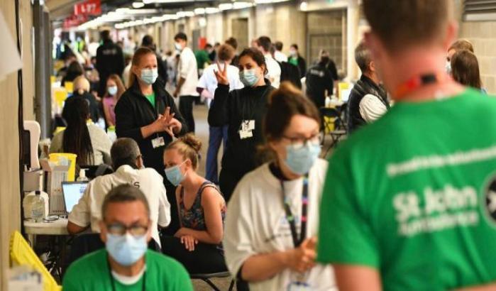 La variante indiana fa vacillare il Regno Unito: 16.703 contagi in un giorno