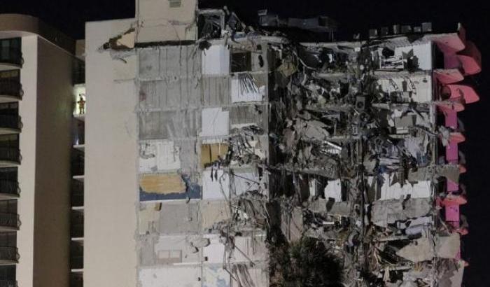 Palazzo di 12 piani crollato a Miami