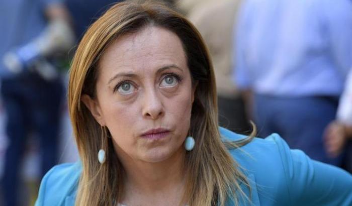 Meloni se la prende con i 'giornaloni' parafrasando il 'tanti nemici tanto onore'