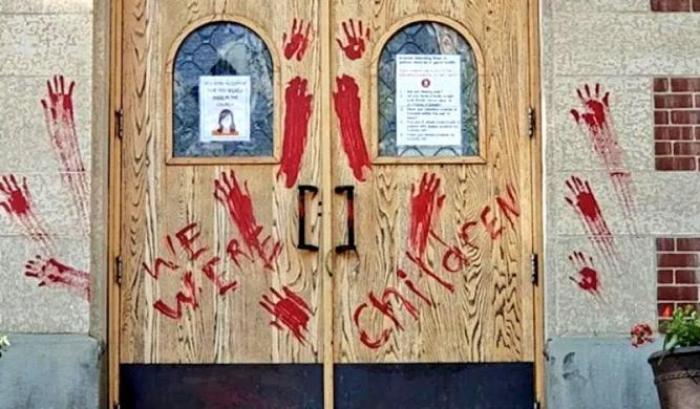 Eravamo bambini: la scritta per le morti dei bambini indigeni del Canada