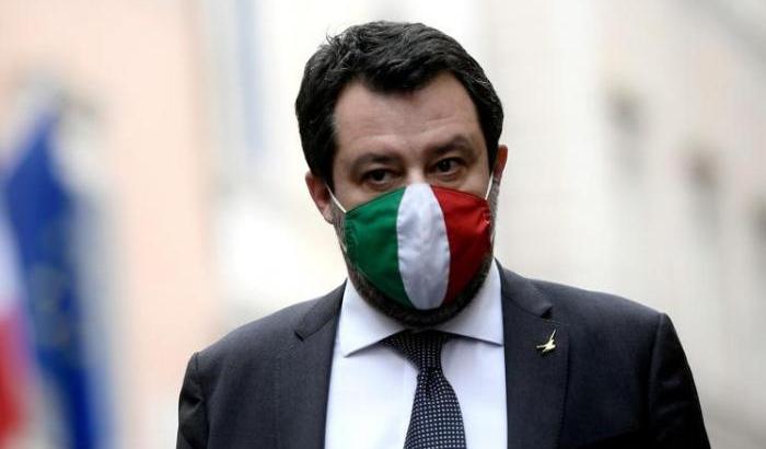 Salvini strizza l'occhio a no-vax e negazionisti: "Io non inseguo nessuno con la siringa..."