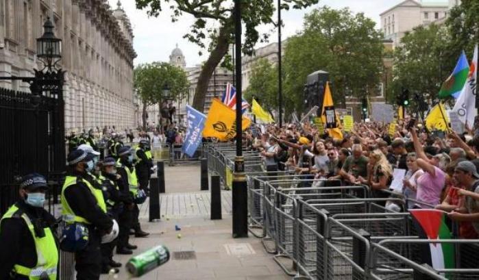 Tensioni a Londra: migliaia protestano contro il lockdown