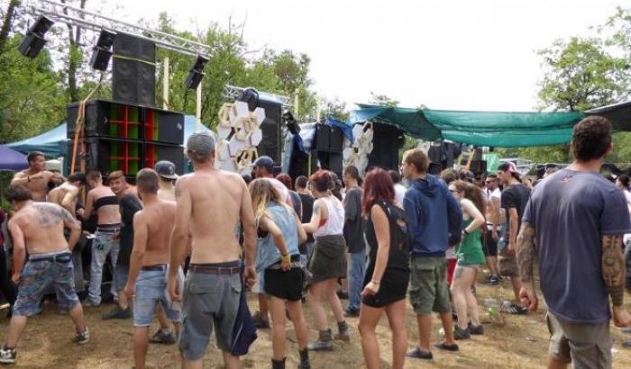 Rave party con 700 no-mask in un paese dove c'è già la variante indiana