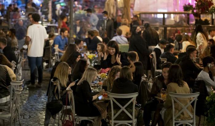 Da oggi via l'obbligo delle mascherine all'aperto: ecco tutte le regole