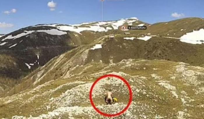 Amanti focosi sulle montagne dell'Austria: sesso ad alta quota ma una webcam riprende tutto