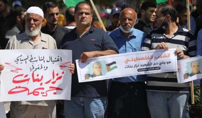 Palestinesi  ricordano la morte di Nizar Banat