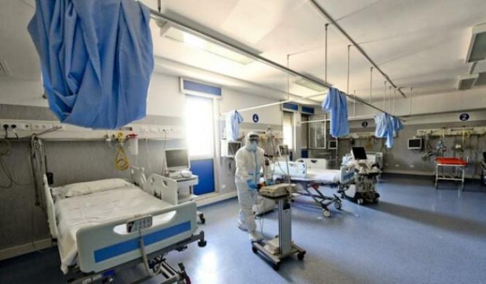 Sempre meno Covid: 882 nuovi casi e altri 21 morti