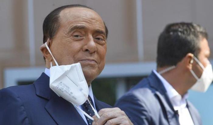 Berlusconi e la stoccata a Salvini e Meloni: "Chi non si vaccina accetti le limitazioni"