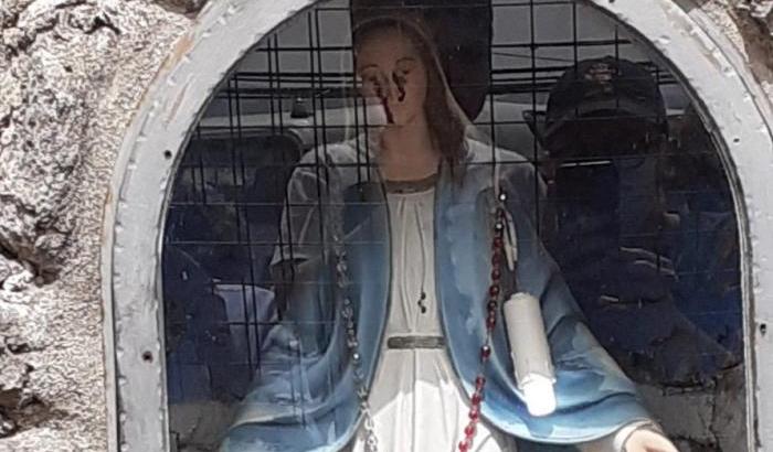 La statua dell'Immacolata Concezione nel giardino di una casa di San Gregorio d'Ippona