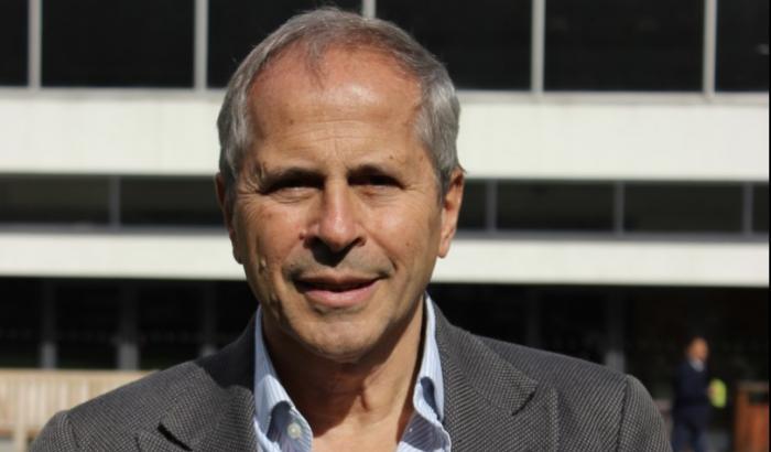 La critica di Crisanti: "Stiamo creando il terreno per una variante resistente ai vaccini"
