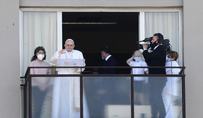 Francesco, Angelus dal Gemelli dopo l'operazione: elogio della sanità "accessibile a tutti"