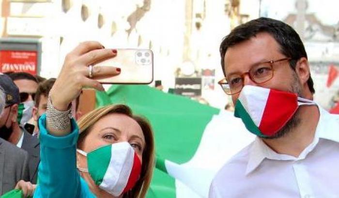 Salvini e Meloni con le mascherine tricolori