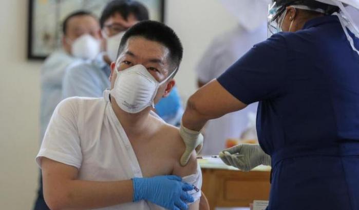 Il vaccino cinese fa acqua: 600 sanitari thailandesi contagiati nonostante 2 dosi Sinovac