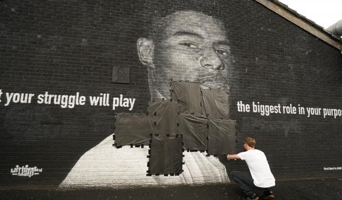 Imbrattato il murale dedicato a Marcus Rashford dopo il rigore sbagliato