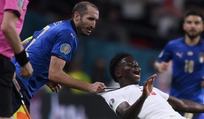 Chiellini ferma irregolarmente Bukayo Saka nella finale di Euro 2020 giocata a Wembley tra Italia e Inghilterra