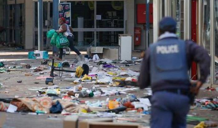 Violenza e saccheggi in Sudafrica