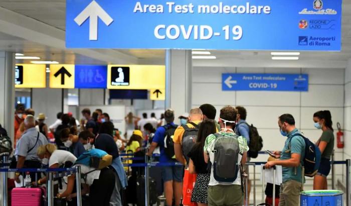 La Farnesina: "Viaggiare ora è rischioso, possibile che viaggiatori restino bloccati all'estero per il Covid"