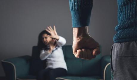 La polizia giudiziaria le deve notificare un atto sulle violenze subite dell'ex: la trovano morta in casa