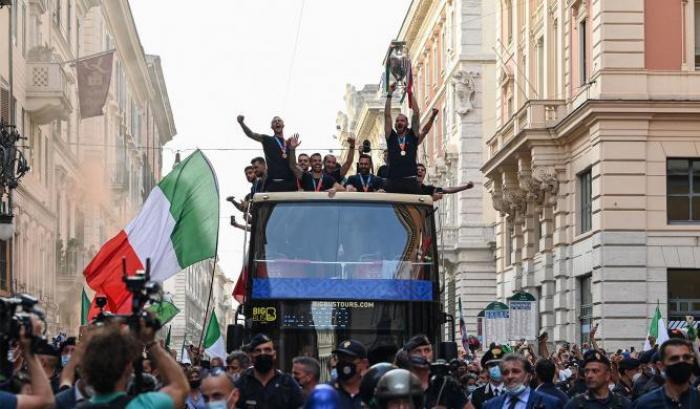 Festeggiamenti a Roma dopo la vittoria degli azzurri a Euro 2020