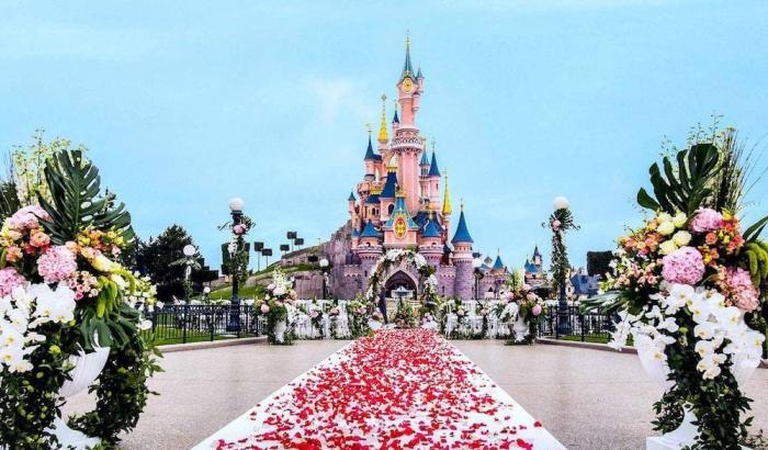 Fa finta di essere malata di cancro e con le donazioni raccolte va a Disneyland