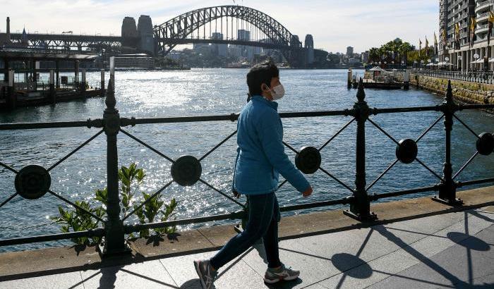 Le varianti Covid incalzano: in Australia metà della popolazione in lockdown