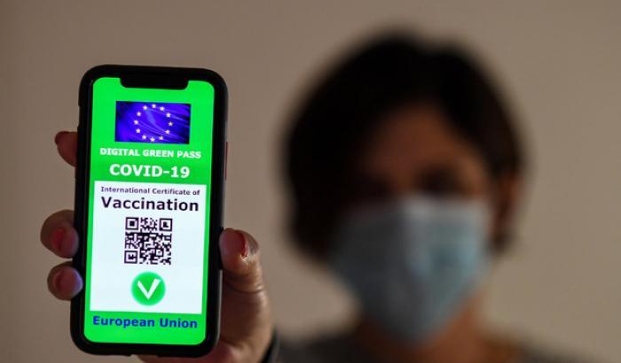 Tutti pazzi per il Green pass: boom di prenotazioni per i vaccini