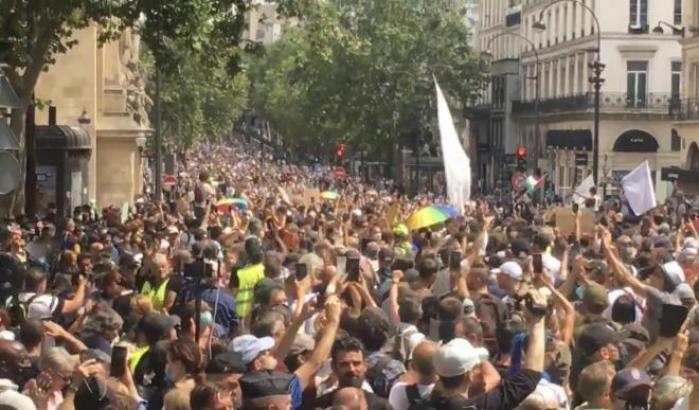 Manifestazioni a Parigi contro il green pass