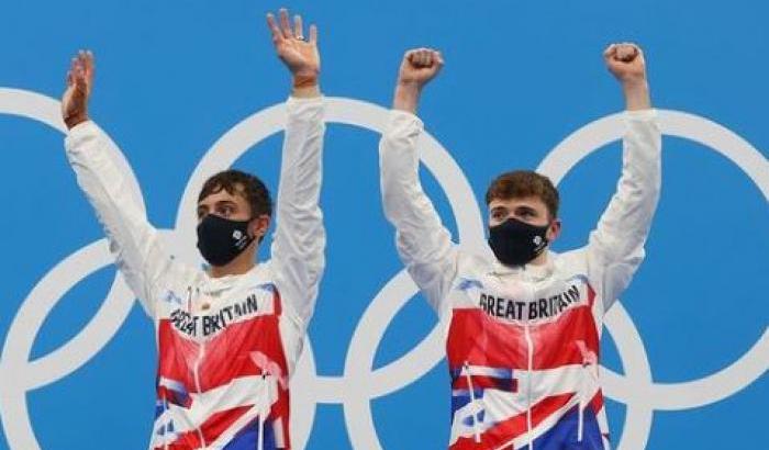 Tom Daley e Matty Lee si aggiudicano l'oro a Tokyo 2020 in tuffo sincronizzato 10 metri